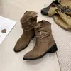 Botas de cowboy ocidentais retrô com sola grossa e salto grosso para mulheres, coleção outono/inverno 2026, apresentando um design trançado e detalhes de fivela, semelhantes a botas de montaria