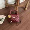 Bolsa de mão pequena estilo Chanel para mulheres, novo modelo 2026, requintada e elegante, bolsa feminina versátil, bolsa de ombro casual para o dia a dia