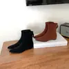 Versão em Couro Retro Coreano Bico Fino Camurça Versátil Aumento de Altura Slim Botas Curtas para Mulheres Outono e Inverno Botas Martin para Mulheres