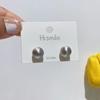 Pendientes de Bolas Redondas Pequeñas de Metal Cepillado para Mujer Estilo Cool ins Pendientes Simples Elegantes de Alta Gama Estilo Hong Kong