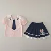 Conjunto de falda corta para niña, nueva colección de verano 2026, elegante y lindo, con cuello de conejo y manga corta, un conjunto de dos piezas de moda