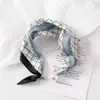 Lenço Quadrado de Seda Fina Estilo Novo Primavera e Verão Fivela Magnética Profissional Combinando com Camisa Feminina 2025 Lenço Decorativo com Letras Pequena Faixa Longa