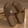 Chinelo Masculino Verão 2025 Novo Estilo para Uso Doméstico, Chinelos Antiderrapantes de Casal para Uso Externo Atacado
