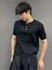 Camisa Henley de Punto con Rayas Verticales Fluido para Hombre Verano Gris Claro Tres Botones Manga Corta Fresca Casual Versátil Capa Base Moderna