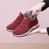 Sapatos de Algodão do Velho Pequim de Inverno para Mulheres com Superfície de Couro Impermeável Sapatos de Algodão para Mães com Forro de Lã Espessados Sapatos de Caminhada Antiderrapantes Quentes Botas de Algodão para Mulheres