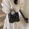 Bolsa de Ombro Bow Underarm Bucket Bag 2025 Primavera e Verão Novo Design de Nicho Bolsa Transversal com Corrente Bolsa Feminina Fashion