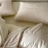 Conjunto de cama de quatro peças, 60 unidades, 100% algodão, trama espessa, textura em relevo, com bordas enroladas, apresentando um design simples e de cor sólida, incluindo uma capa de edredom de algodão, lençol e lençol com elástico