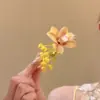 Horquilla de Flor de Cymbidium Amarillo Estilo Vacaciones de Primavera en la Costa para Mujer, Perfecta para Salidas y Fotos, Accesorio para el Cabello con Pinza Lateral