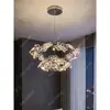 NEIWAI, un lujoso candelabro de cristal con intrincados diseños florales, perfecto para salas de estar, villas y salones principales, con un sofisticado diseño de anillo redondo y un marco metálico
