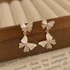 Aretes de Mariposa de Circonita de Lujo de Entrada Francesa 2024 Nuevos Aretes de Moda Aretes Colgantes Blancos de Esmalte Suave de Alta Gama