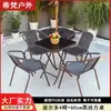 Mesa e Cadeira para Exterior Pátio Varanda Área de Lazer Layout Conjunto de Três Peças Loja de Chá com Leite Combinação Simples de Ferro e Rattan para Exterior