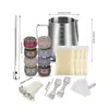Conjunto de velas aromáticas caseras de cera de soja con taza redonda y patrón para hacer velas en frascos. Combinación de tazas de cera.