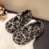 Sapatos de algodão quentes forrados com pelúcia retrô novos para outono e inverno de 2026 com fecho de velcro mágico interno para aumentar a altura para mulheres baixinhas