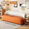 Sofá de couro estilo creme de tamanho pequeno com design de encosto curvo em cor contrastante, assento com 47cm de profundidade, sofá de dois lugares para uso doméstico