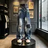 Jeans de mezclilla estilo retro americano con efecto desgastado, corte curvo, estampados de grafiti, diseño único y silueta de pierna recta ligeramente acampanada, adecuados para hombres y mujeres