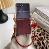 Funda para Teléfono Samsung Zflip7 Aplicable Transfronteriza con Estampado de Leopardo, Hebilla Lateral con Borde Plateado, Correa de Mano, Zflip6/ Funda Protectora Plegable al 50% de Descuento