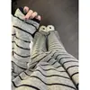 Pijama de terciopelo a rayas casual estilo coreano para mujer, nuevo conjunto de ropa de estar ajustado de manga larga para otoño e invierno, se puede usar para salir