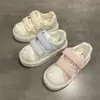 Zapatillas bonitas de estilo coreano con lunares, bonitos cierres de velcro, suela gruesa para niñas, nuevos mocasines blancos versátiles de otoño 2026