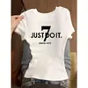 Camiseta Blanca de Manga Corta con Cuello Redondo de Diseño de Nicho para Mujer Moda de Verano Estilo Chica Picante Corte Ajustado Top Versátil con Personalidad ins