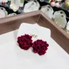 Flor de Begonia Rojo Vino Retro Francés Otoño e Invierno Nuevos Camelia Estilo Hong Kong Dulce Terciopelo Pendientes