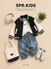 Conjunto de Baseball para Meninos de Três Peças: Conjunto Casual de Jaqueta Color Block para Crianças de Primavera e Outono, Camiseta de Dinossauro e Jeans Rasgado