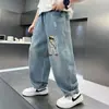 Calça Masculina Primavera Outono 2026 Novo Estilo Crianças Médias e Grandes Meninos Calça Longa Reta Solta Jeans Infantil Versão Solta Tendência