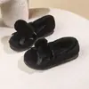 Sapatos Peludos Antiderrapantes Quentes e Confortáveis da Moda Estilo Coreano Novidade Outono e Inverno 2025 Sapatos Casuais de Algodão com Lã Adicionada Mocassins