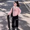 Dulce y lindo conjunto de estilo universitario para chicas para primavera y otoño con sudadera con bordado de conejo y conjunto de pantalones casuales de retazos a cuadros