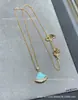 Collar Baojia de Ágata Negra Natural en Forma de Abanico Pequeño Versión de Alta Gama V-Gold con Chapado en Oro de 18 Quilates e Incrustaciones de Diamante, Cadena para Clavícula Finamente Tallada en CNC