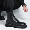 [Personalizado] Botas Martin Masculinas Outono Casual Estilo Britânico Mais Fáceis de Combinar Cano Médio de Solado Grosso Botas de Motocicleta Pretas 68005-R