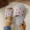 Novas pantufas de algodão para casa, de bico aberto, em forma de coração vermelho, com sola macia de pelúcia, simples e estilosas, pantufas de algodão antiderrapantes para o chão