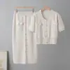 Conjunto de Tricô de Alta Qualidade Estilo Francês para Primavera e Verão, Moda Polo com Botões + Saia de Tricô de Comprimento Médio com Caimento Ajustado Conjunto de Duas Peças para Mulheres