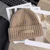 Chapéu de lã misturada de designer feminino Coreia do Sul que valoriza o rosto pequena etiqueta de couro chapéu de tricô proteção de ouvido de inverno chapéu quente de puxar