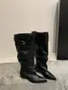 Botas Chuyuji de Bico Fino Plissadas Empilhadas Modelo Novo Primavera 2026 Cano Largo Fivela de Cinto Botas Longas Cano Alto Botas de Equitação