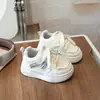 Tênis Brancos Infantis 2026 Primavera e Outono Sapatos Casuais para Meninos Sapatos Esportivos Versáteis e Confortáveis para Meninas de 3 a 6 Anos