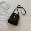 Bolsa de textura tecida nicho vintage descontraída 2026 Novo estilo outono bolsa transversal feminina bolsa de mão tipo balde fashion