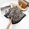 Bufanda de Seda Estampado Leopardo Transfronteriza Europea y Americana, Tacto Algodón-Lino Primavera y Otoño, Bufanda Suave de Seda 68, Bufanda Fina Transpirable al por Mayor