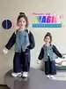 Conjunto Jeans para Meninas Primavera e Outono 2026 Nova Moda Jaqueta Patchwork Infantil Roupa de Outono para Bebês Conjunto Elegante de Duas Peças