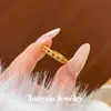 El mismo estilo que el anillo de diamantes de neón brillante en oro arena de la joyería de oro, apilable con un anillo liso de banda alta en color rojo rosa con diamantes, joyería de oro arena
