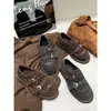 Versión de Piel de Vaca ~ Mocasines Estilo Británico 25 Años Nuevo Retro Punta Redonda Piel Nobuck Tacón Grueso Hebilla Zapatos sin Cordones