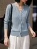 Suéter de punto fino 60% lana con cuello en V y encaje, estilo dos piezas falsas para mujer, suave empalme de encaje, elegante jersey de lana mezclada