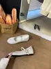 Versão com Aumento de Altura Interno~Sapatilhas Retro com Tachas Estreladas para Mulheres, Primavera e Outono, com Tira Única de Fivela e Design Mary Jane Baixo