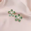 Ins Pendientes de flor transfronterizos europeos y americanos pendientes de perla simples retro aleación de oro pendiente para mujer venta al por mayor