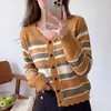 Cardigan de Tricô com Listras Contrastantes Estilo Coreano Gola V Manga Longa Feminino 26 Primavera/Outono Novo Solto Suéter Jaqueta Top Redutor de Idade