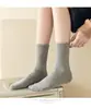 Calcetines para Hombre y Mujer, Calcetines Deportivos Casuales Negros y Blancos, Calcetines a Rayas de Dos Barras Estilo Universitario de Media Pantorrilla, Calcetines de Pareja de Moda Estilo Ins