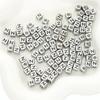 Cuentas cuadradas de acrílico con alfabeto inglés de plata antigua, hechas a mano, para pulseras y collares.