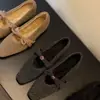 Sapatos Mary Jane femininos elegantes de lã estilo francês com forro de pelúcia, novo modelo outono e inverno 2025, com aumento interno de altura e um design estiloso de bico baixo