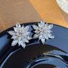Brincos de Flor com Pedras de Diamante Estilo Luxo Leve da Moda, Estilo Minimalista Personalidade Europeia e Americana, Brincos de Nicho de Alta Qualidade para Mulheres
