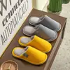 2026 Nuevas Pantuflas de Piel para Invierno Estilo Pareja Pantuflas de Casa para Interior Suela Gruesa Cómodas Pantuflas de Pana y Algodón