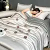 Un Nuevo Estilo de Juego de Colcha de Seda Helada de Verano de Cuatro Piezas con Bordado de Dibujos Animados, Colcha Fresca para Aire Acondicionado, Colcha Lavable a Máquina, Colcha de Verano de Regalo